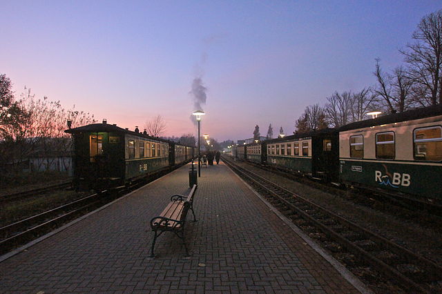 Rasender Roland: Bahnhof Binz in der Abenddämmerung