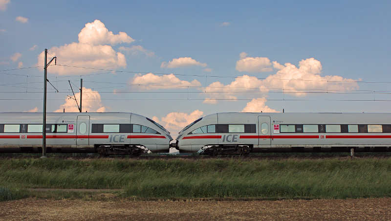 DeBei Eggolsheim rollen am späten Nachmittag zwei gekuppelte ICE T Baureihe 411 ihrem Zielbahnhof entgegen.