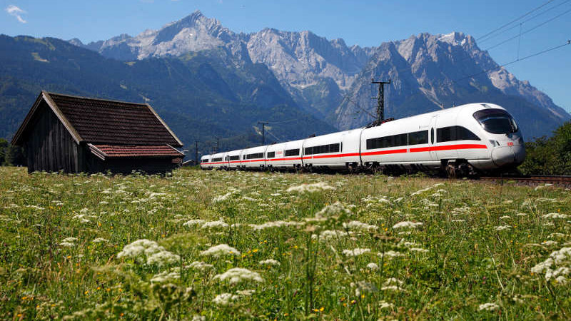 ICE T der Baureihe 411 bei Garmisch-Partenkirchen vor einer pächtigen Bergkulisse in den Alpen.