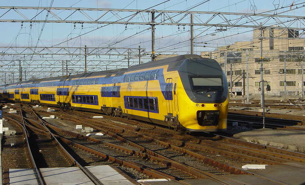 Bahn Niederlande - IC Nederlandse Spoorwegen bei der Einfahrt in den Bahnhof Utrecht