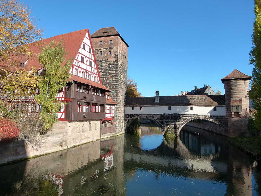 Bahn und Hotel Nürnberg - Henkersteg und Pegnitz