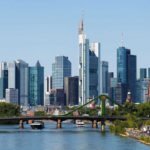 Bahn und Hotel Frankfurt - Skyline
