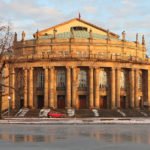 Bahn und Hotel Stuttgart - Opernhaus Stuttgart