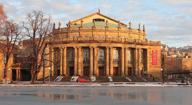 Bahn und Hotel Stuttgart - Opernhaus Stuttgart