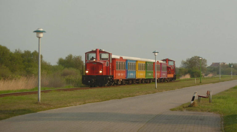 ᐅ Per Bahn über die Insel » Borkum, Wangerooge, Langeoog