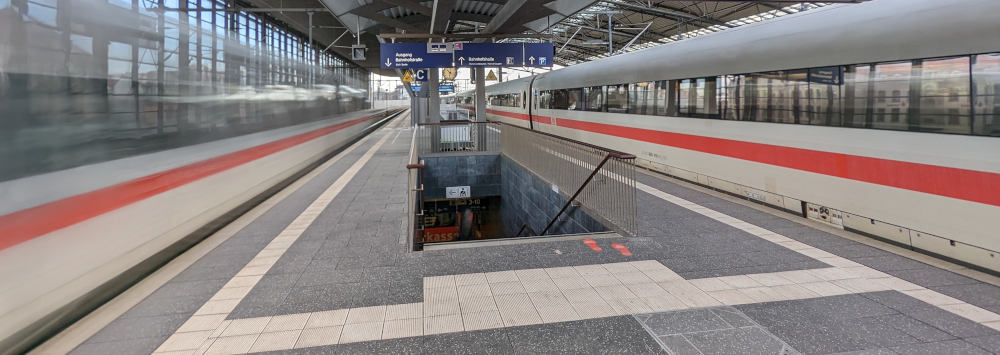 Deutsche Bahn - Bahnsteig mit ICE- Erfurt