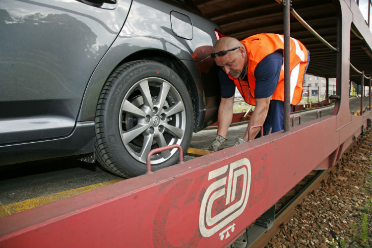 Autozug Tschechien Slowakei - Auto-Verladung