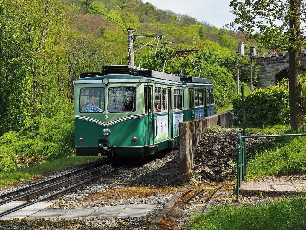 Drachenfelsbahn Königswinter, kurz unter Station Schloss Drachenburg